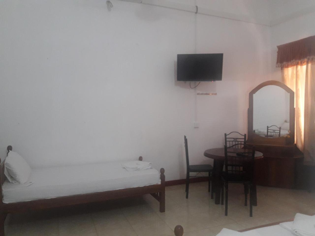 Hotel Blue Whale Jaffna Exterior photo